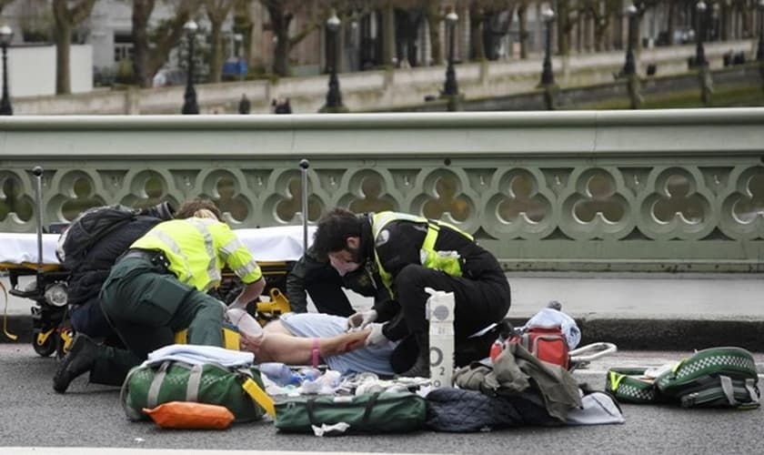 Paramédicos socorrem vítimas do ataque terrorista, na proximidades do Parlamento Britânico. (Foto: Reuters)