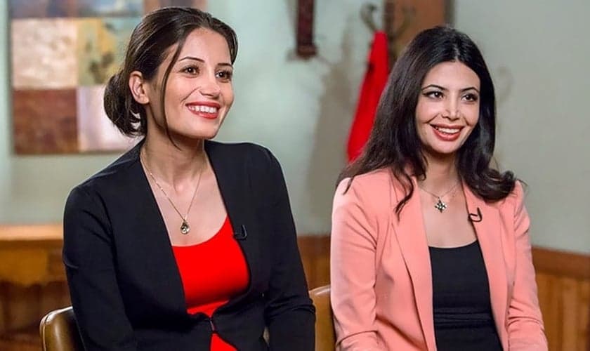 Maryam Rostampour e Marziyeh Amirizadeh durante entrevista para a TV. (Imagem: LiveNet)