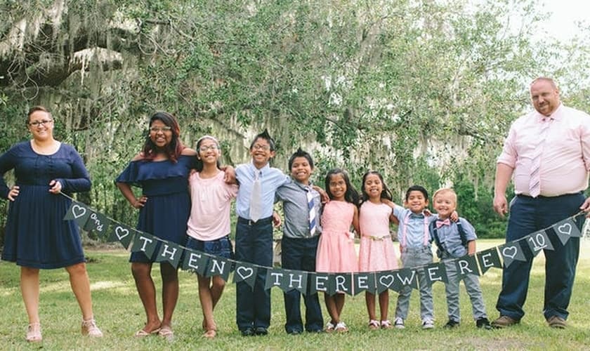 Da esquerda para a direita: Jessaka (mãe) Maria, 14 anos; Elizabeth, 11; Guillermo, 10; Jason, 8; Kristina, 7; Katerin, 7; James, 5 e Joshua (pai). (Foto: enna Davis Photography)