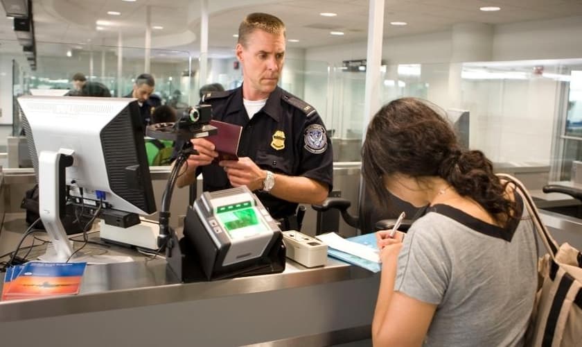 É preciso estar preparado para encarar os oficiais de imigração nos aeroportos internacionais. (Foto: James Tourtellotte/Flickr/U.S. Customs and Border Protection)
