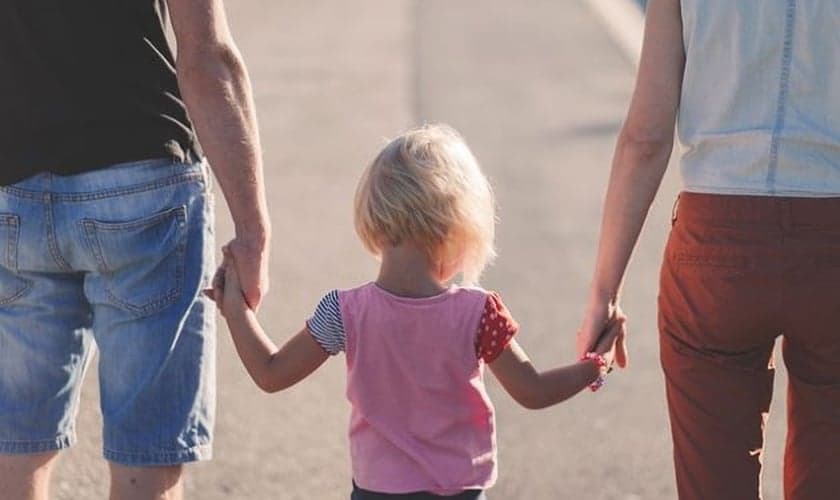 Pais passeam de mãos dadas com filha. (Foto: Pixabay/Pexels)