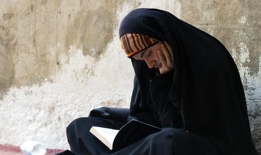 Muçulmana se assenta para ler. (Foto: openDemocracy)