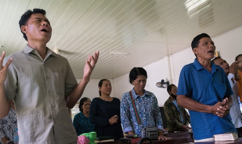 Cristãos participam de culto no Camboja. (Foto: Los Angeles Times)