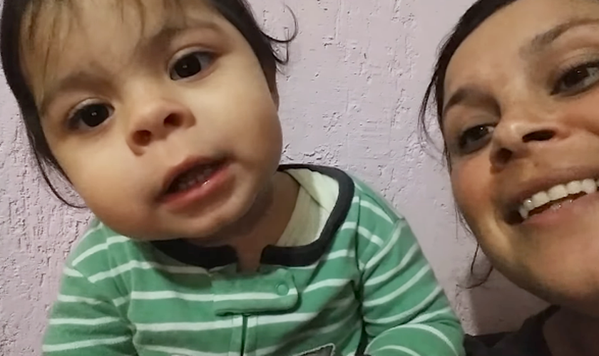 Com apenas 1 ano de idade, a pequena Maria Clara tem emocionado milhões de pessoas. (Foto: Reprodução/YouTube)