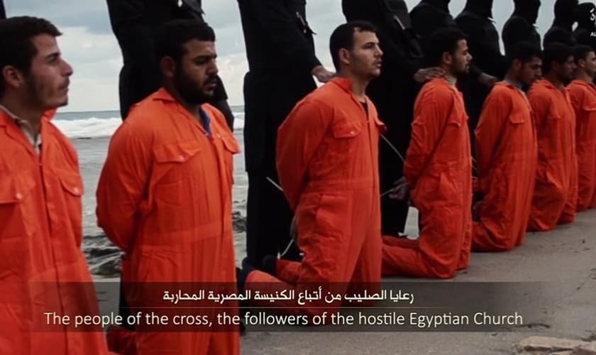 21 cristãos coptas foram degolados pelo Estado Islâmico em uma praia da Líbia, em fevereiro de 2015. (Imagem: Youtube)