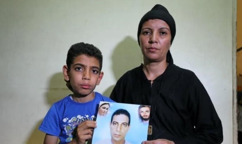Mina Habib (esquerda) mostra a foto de seu pai, ao lado de sua mãe (direita). (Foto: Reuters)