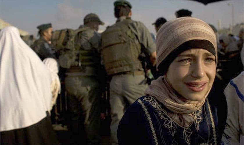 Imagem ilustrativa. Menina palestina chorando na travessia da Cisjordânia. (Foto: Reprodução)