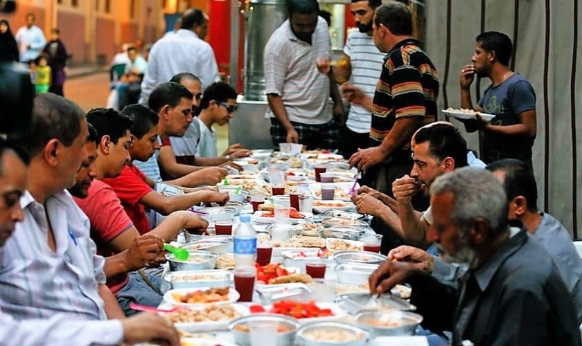 Cristãos e muçulmanos se assentam à mesma mesa para jantar e conversar, ainda no período do Ramadã. (Foto: Reuters)