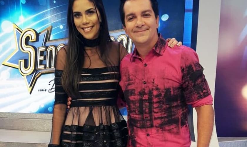 Cantor Regis Danese ao lado da apresentadora Daniela Albuquerque na RedeTV! (Foto: Divulgação/RedeTV!)