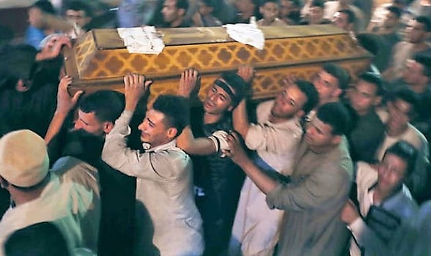 Homens carregam caixão em funeral de cristãos coptas. (Foto: Reuters)