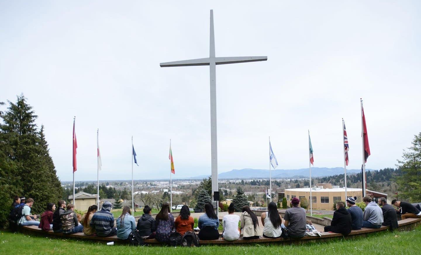A cruz está no campus da faculdade New Hope desde 1964, em Oregon. (Foto: New Hope Christian College)