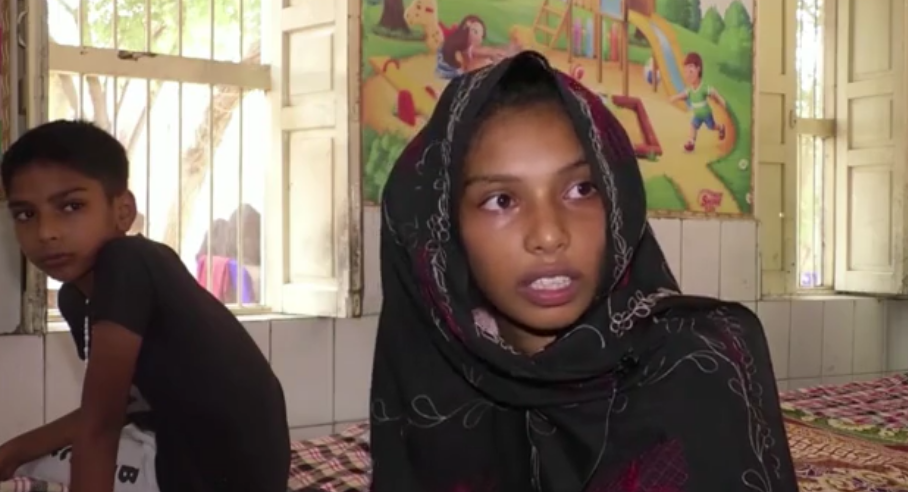 Kanwal precisou fugir da fúria dos radicais com sua família e seu bebê. (Captura de tela/Reuters)