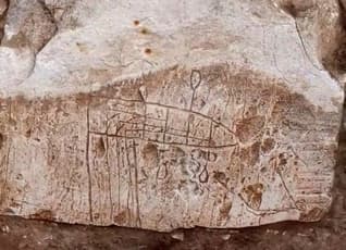 Parede da igreja com desenhos feiros por peregrinos cristãos. (Foto: Facebook/Israel Antiquities Authority).