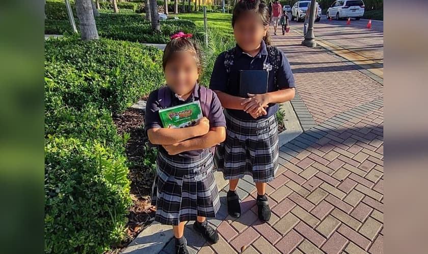 Meninas indo para a escola com a Bíblia. (Foto: X/Vida Church Miami)