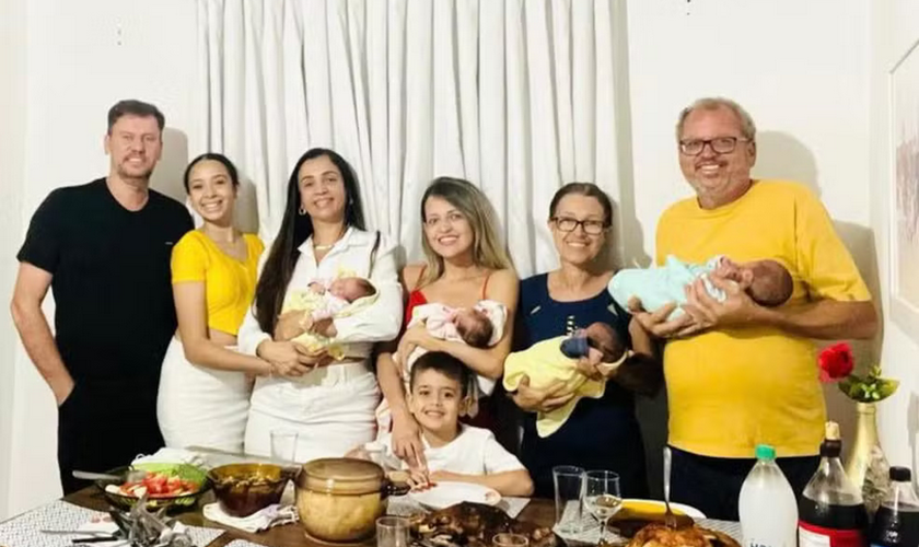 Mãe de quadrigêmeos, Kássia Freitas teve celebração da virada do ano com a família reunida. (Foto: Instagram/Kássia Freitas)