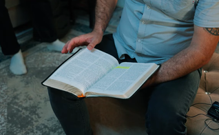 Homem lendo a Bíblia. (Foto: Reprodução/Global Christian Relief)
