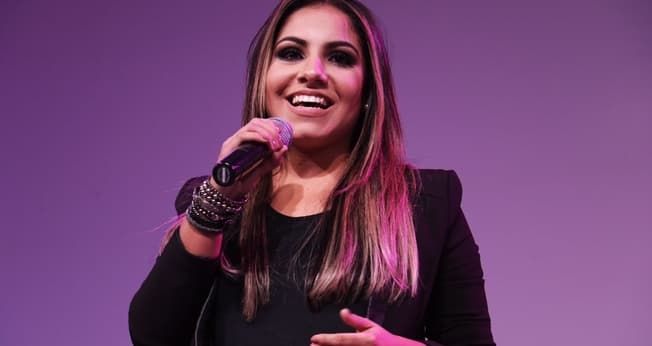 Gabriela Rocha durante apresentação ao vivo no Encontro de Mídias e Lojistas. (Foto: Guiame/ Marcos Paulo Corrêa)