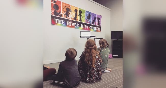 Crianças na igreja. (Foto: Reprodução/Instagram/The River Kids Church)