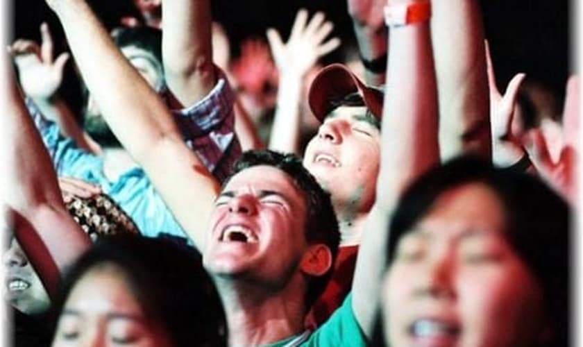 Pessoas durante momento de louvor