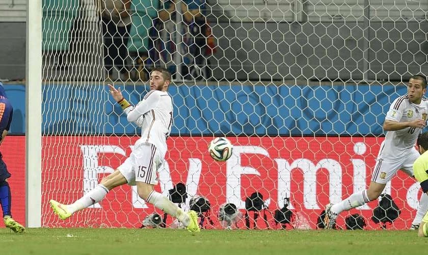 Robben dribla Casillas dentro da área após jogada de velocidade e fecha a goleada sobre a Espanha em 5 a 1. Resultado marca revanche holandesa sobre a seleção espanhola em reedição da final da Copa da África do Sul, em que a Espanha sagrou-se campeã