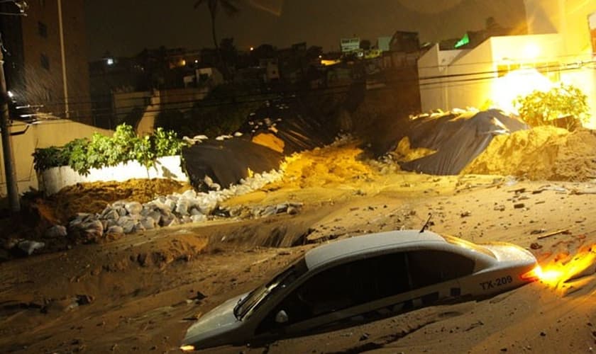 Foto feita na madrugada desta segunda-feira (23) mostra que táxi foi um dos carros que ficaram parcialmente soterrados após novo deslizamento em Mãe Luíza