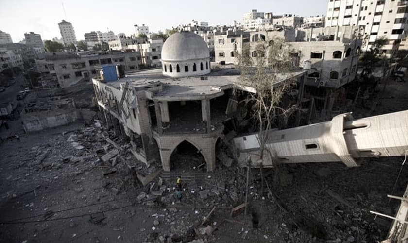 Mesquita foi destruída por bombardeio em Gaza nesta quarta-feira (30)