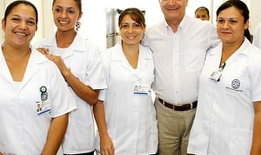Alckmin posa com funcionários do hospital à época da inauguração, em 2011