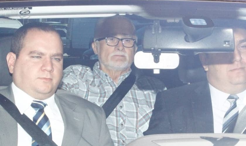 José Genoino deixa a Vara de Execuções Penais e Medidas Alternativas acompanhado por seus advogados