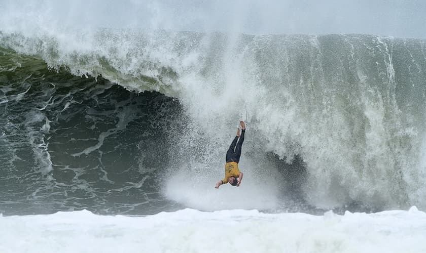 Alessandro Pulga leva uma "vaca" de onde de mais de dois metros