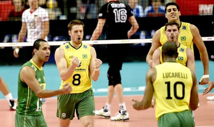 Jogadores do Brasil comemoram durante a vitória contra a Alemanha na estreia do Mundial