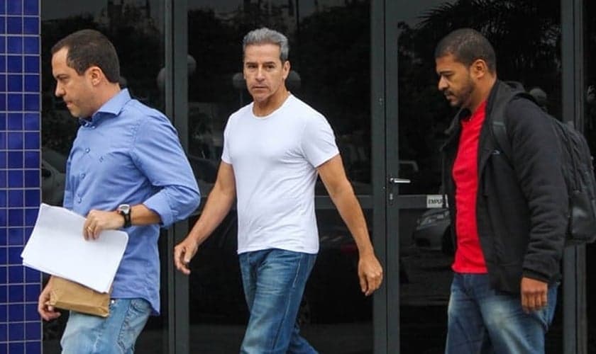 O ex-senador Luiz Estevão, ao chegar à PF em São Paulo após ordem de prisão