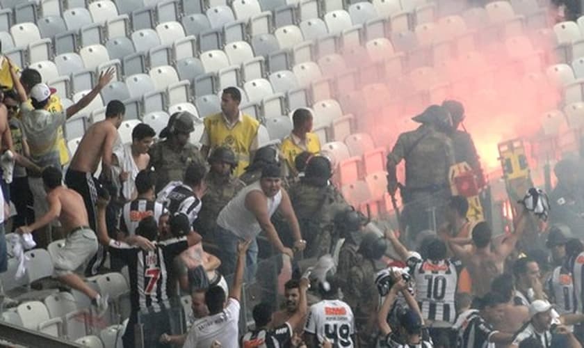 Sinalizadores foram acesos, e bombas foram estouradas no Mineirão durante o clássico