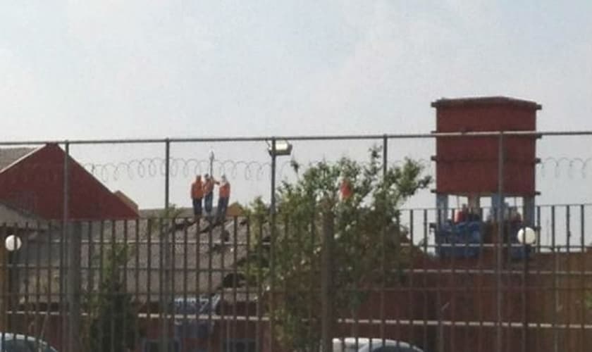 Na manhã desta terça-feira (14), detentos vendaram um refém e o amarraram em um pedaço de madeira