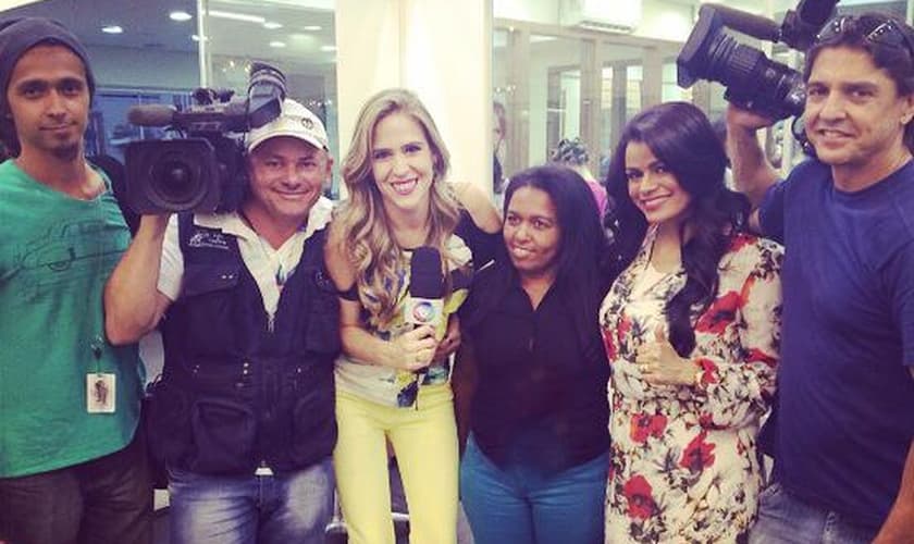 Damares ajuda a realizar sonho de catadora de lixo; assista