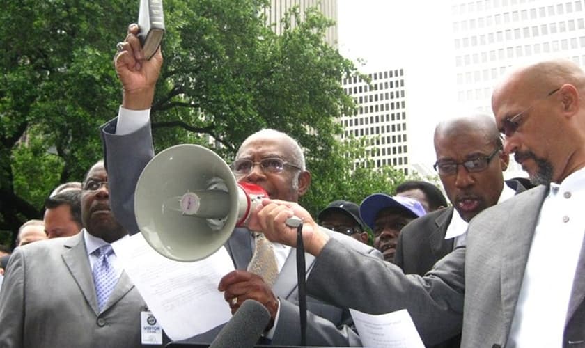 Houston, temos um grave problema: a liberdade de expressão está em jogo!