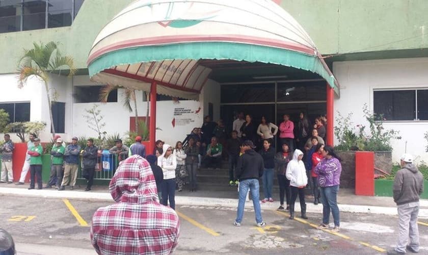 Parados na porta do Canindé, os trabalhadores se recusam a entrar no clube