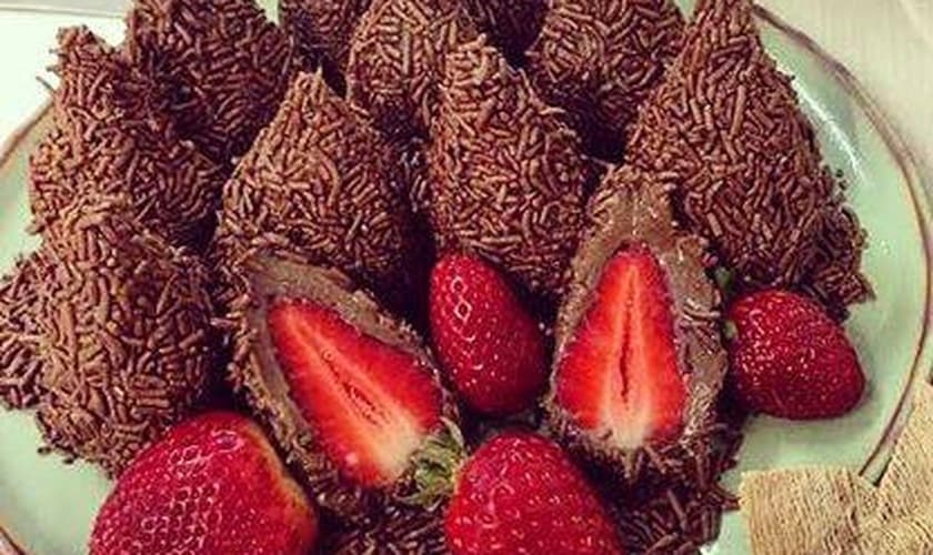 Coxinha de brigadeiro com morango