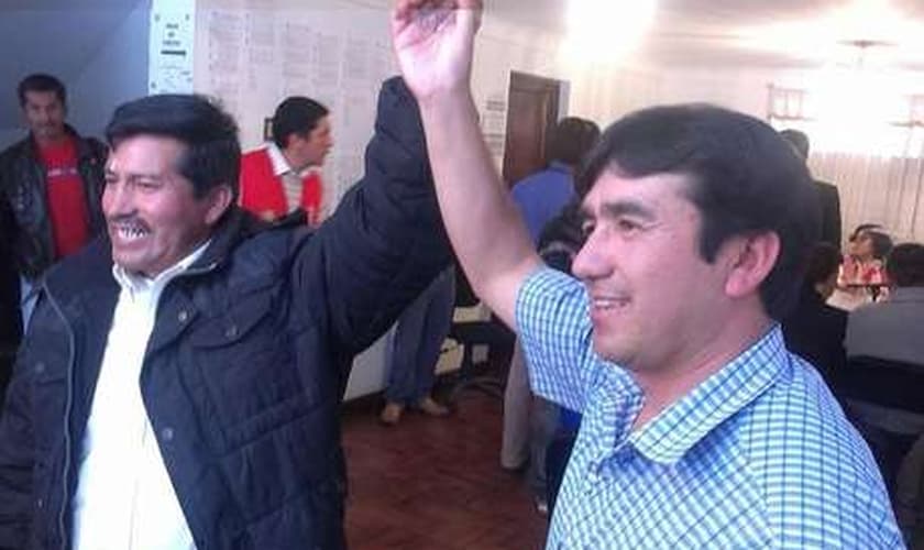 Com a mesma quantidade de votos, os dois candidatos tiraram foto antes de escolherem vencedor por sorteio