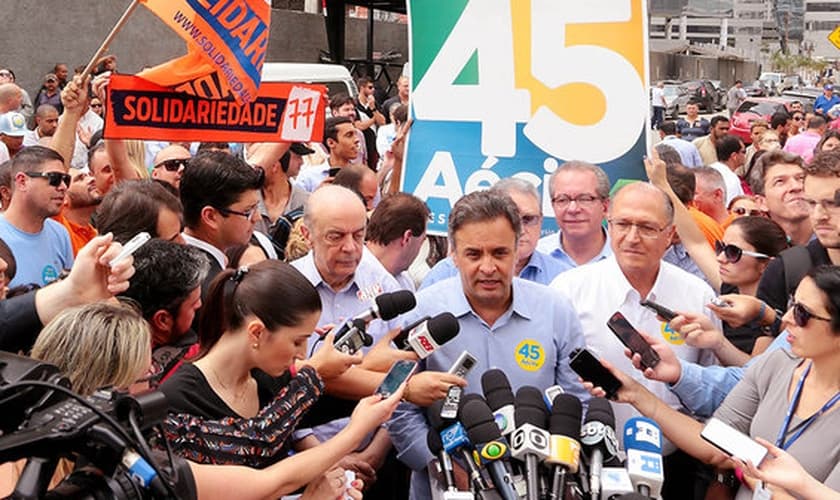 O candidato à Presidência da República pelo PSBD, Aécio Neves, durante encontro com trabalhadores da construção civil em São Paulo, ao lado do governador reeleito Geraldo Alckmin do senador eleito José Serra