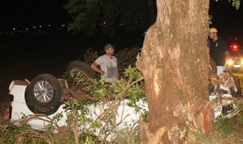 Antes de bater em uma árvore, veículo capotou