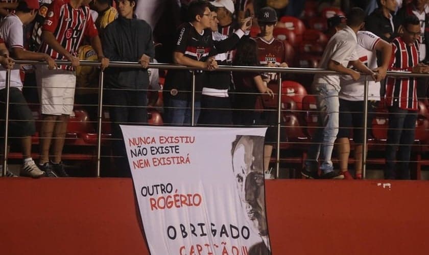 Torcedor do São Paulo leva faixa para homenagear Rogério Cenii