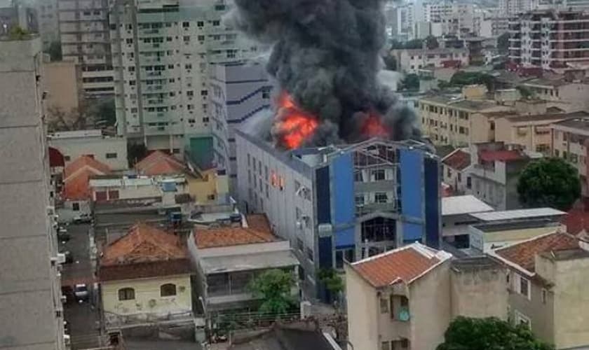 Incêndio atinge igreja evangélica, na zona norte do RJ