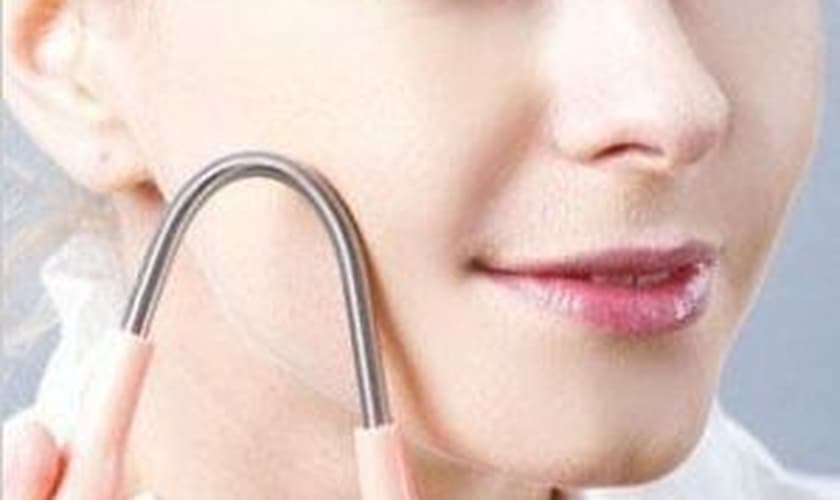 mulher depilando rosto