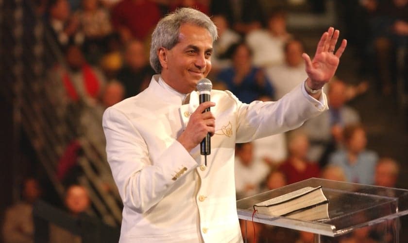 Benny Hinn, um dos pregadores mais conhecidos mundialmente, durante um de seus sermões.