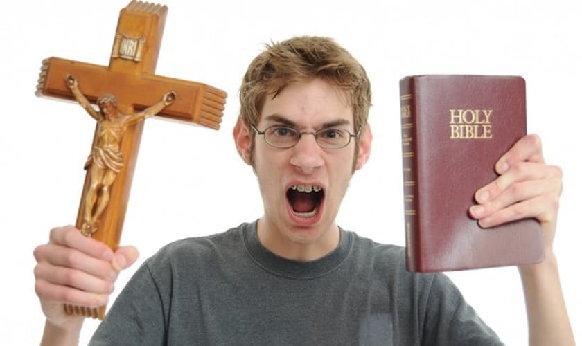 Quando assuntos polêmicos vêm à tona, como o aborto ou o casamento, as pessoas costumam olhar os cristãos de forma “extremista”. (Foto: Shutterstock)