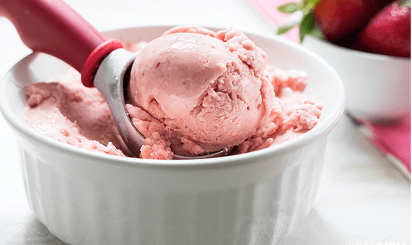 Sorvete de morango e banana congelada