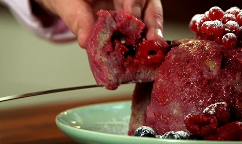 Pão de framboesa e chocolate branco vira pudim delicioso