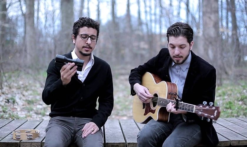 Os irmãos André e Tiago Arrais têm conquistado o público com suas canções introspectivas, que falam sobre fé e espiritualidade em um formato visivelmente poético