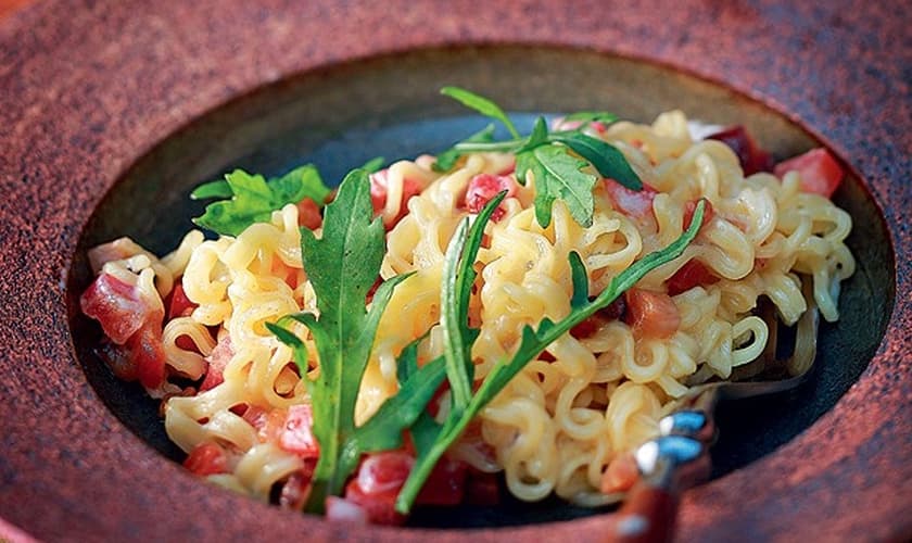 Macarrão com requeijão, tomate e bacon