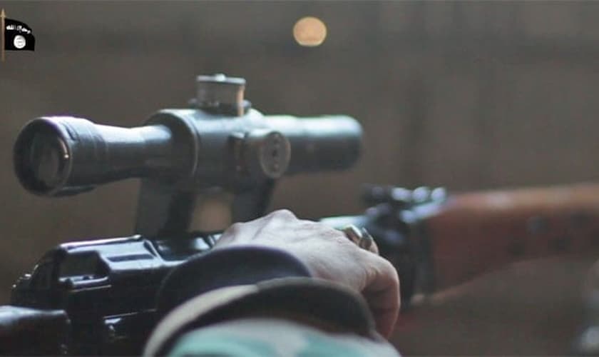 Na internet, um vídeo do Estado Islâmico (EI) mostra uma série de assassinatos cometidos por um atirador de elite, no leste da Síria.